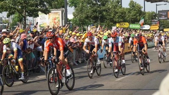 穷游网携手刘语熙亮相“环法自行车赛” 一起对运动上瘾