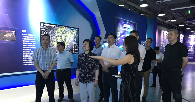 重庆市高级人民法院院长杨临萍一行莅临海云数据参观指导