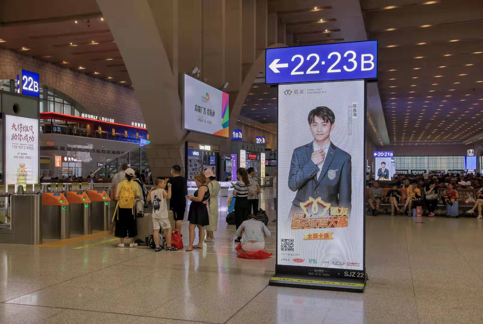 2019“狐友国民校草”十强“霸屏”高铁站 青春正好未来可期