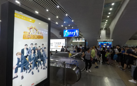 2019“狐友国民校草”十强“霸屏”高铁站 青春正好未来可期