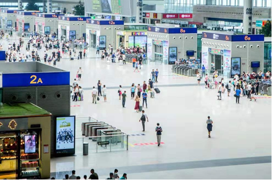 2019“狐友国民校草”十强“霸屏”高铁站 青春正好未来可期