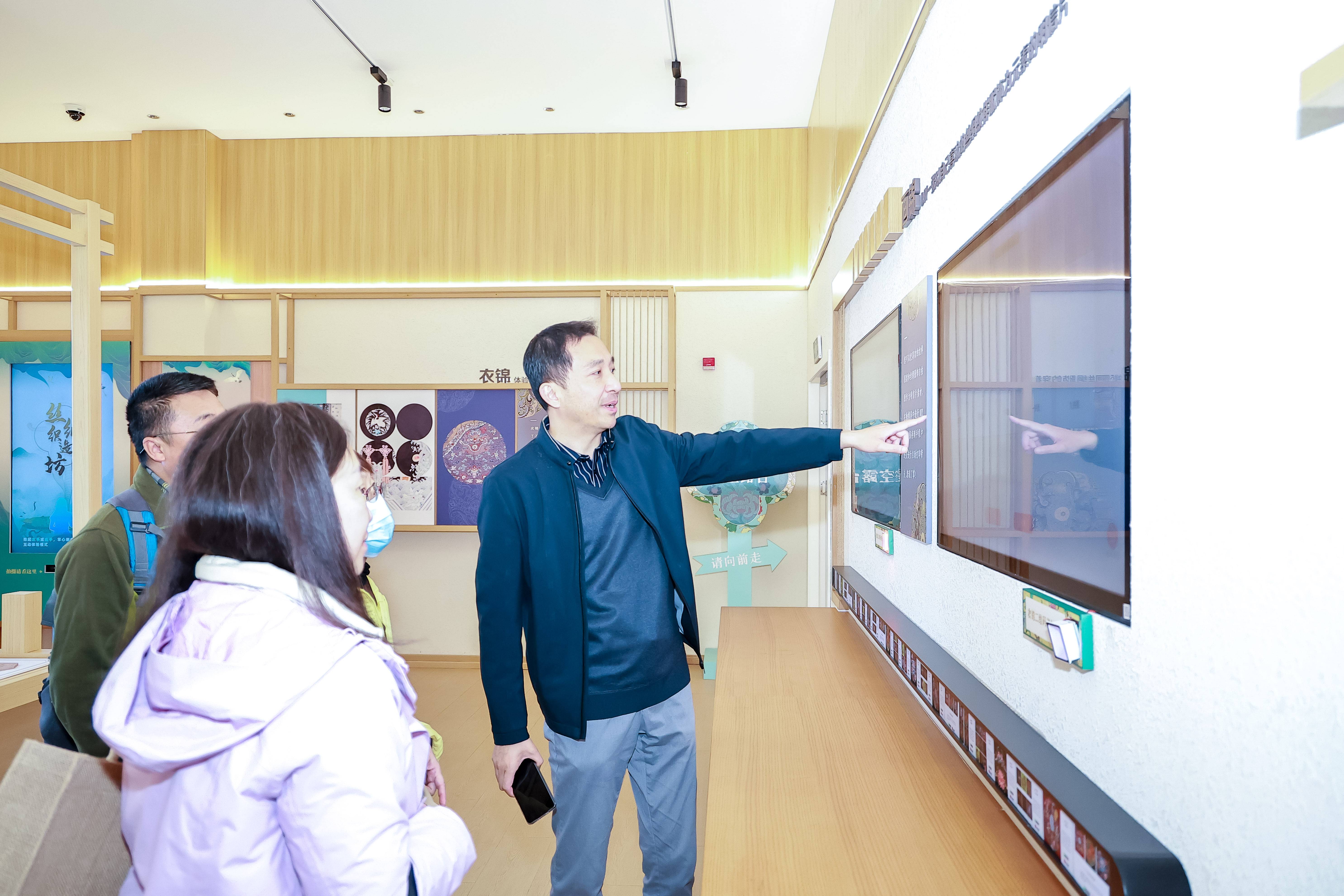苏州丝绸博物馆馆长钱兆悦带领媒体参观苏州丝绸博物馆未来馆.jpg
